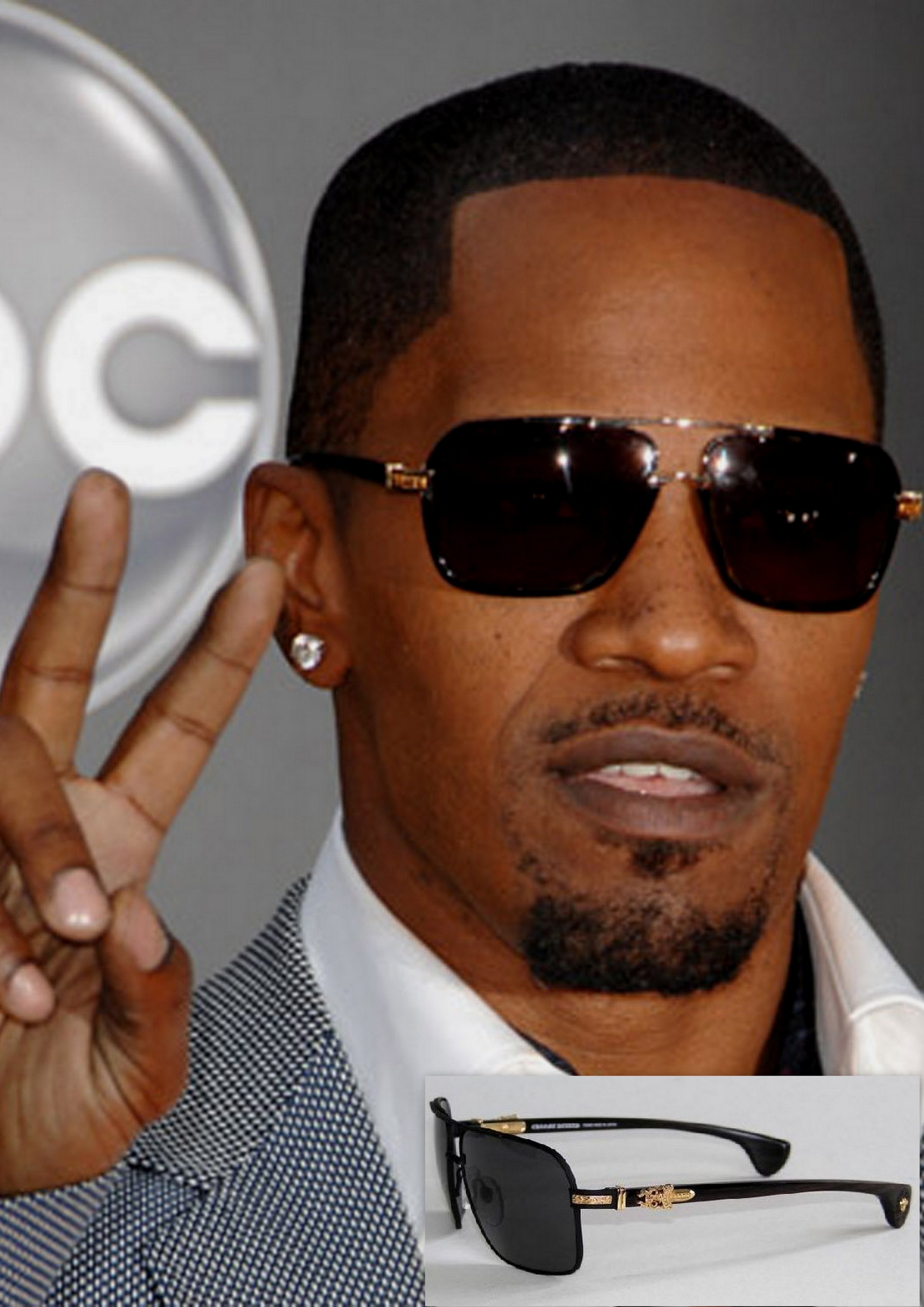 Xuất hiện trên thảm đỏ, anh đeo chiếc Chrome Hearts Throb làm từ gỗ mun Masscar dát vàng giá khoảng 3,200$. 