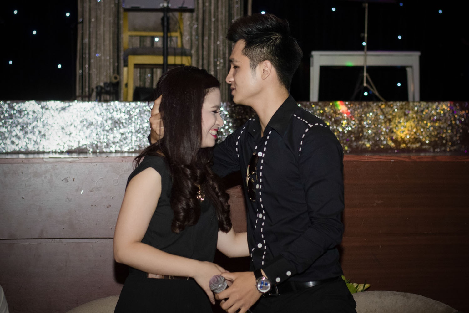 Duong Hoang Yen nguong ngung khi duoc ban trai om hinh anh