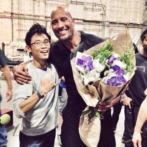 Dwayne Johnson và đạo diễn James Wan mừng bộ phim đóng máy.