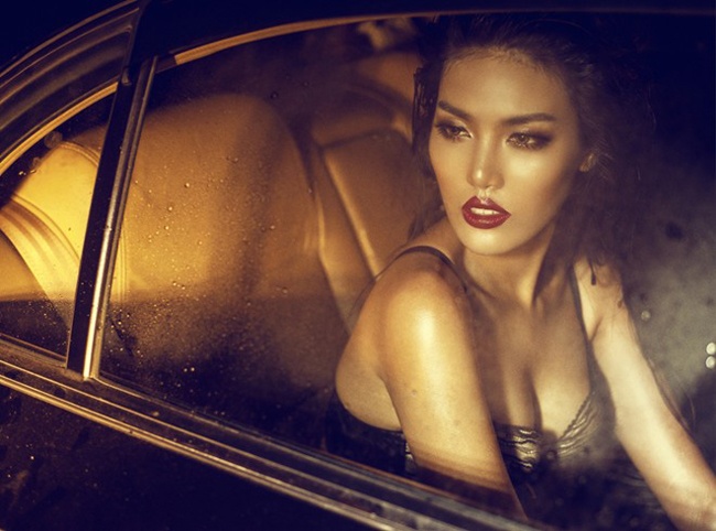 Lan Khuê khoe nội y ma mị.