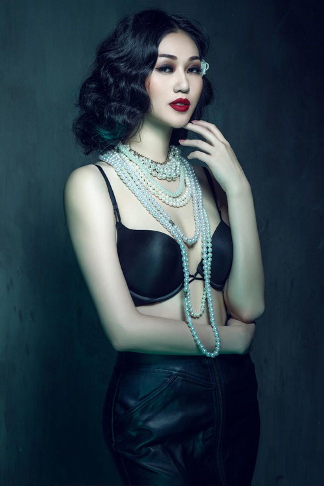 Khánh My mê hoặc cùng nội y đen.