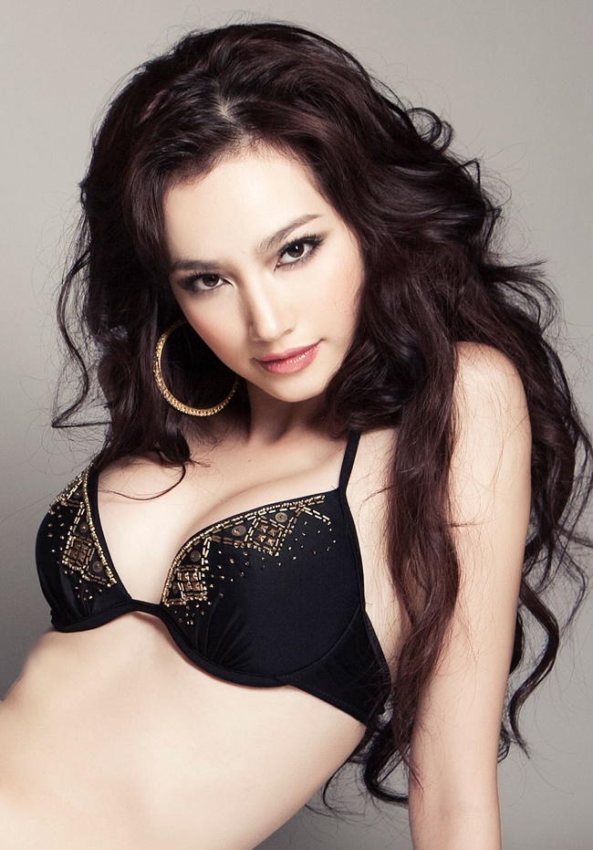 Trúc Diễm khoe vòng 1 quyến rũ.