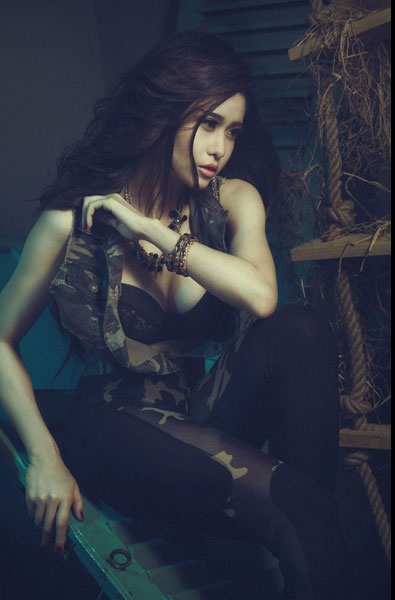 Một shoot hình nóng bỏng của nữ ca sĩ Trương Quỳnh Anh..