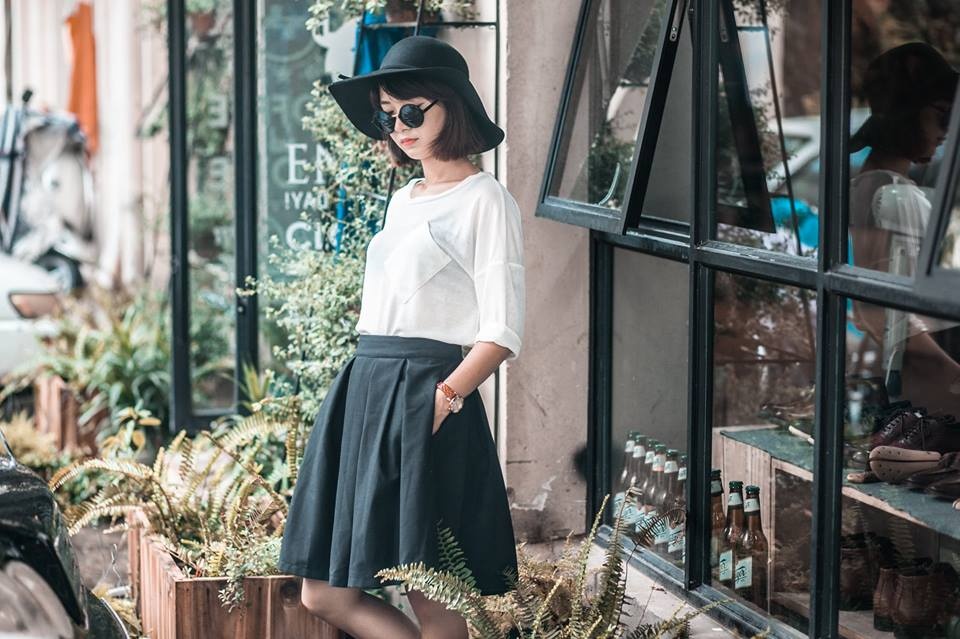 Co nang 9x xinh dep voi phong cach thoi trang toi gian hinh anh