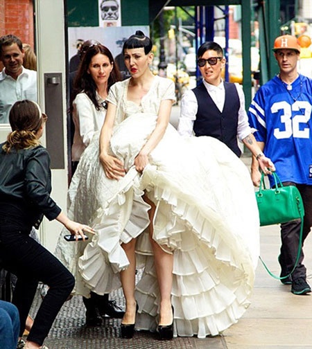 Michelle váy trắng bên Jenny mặc vest.