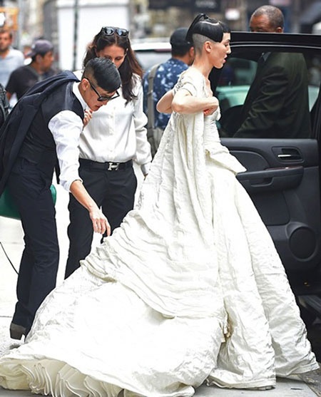 Jenny chỉnh váy cho vợ.