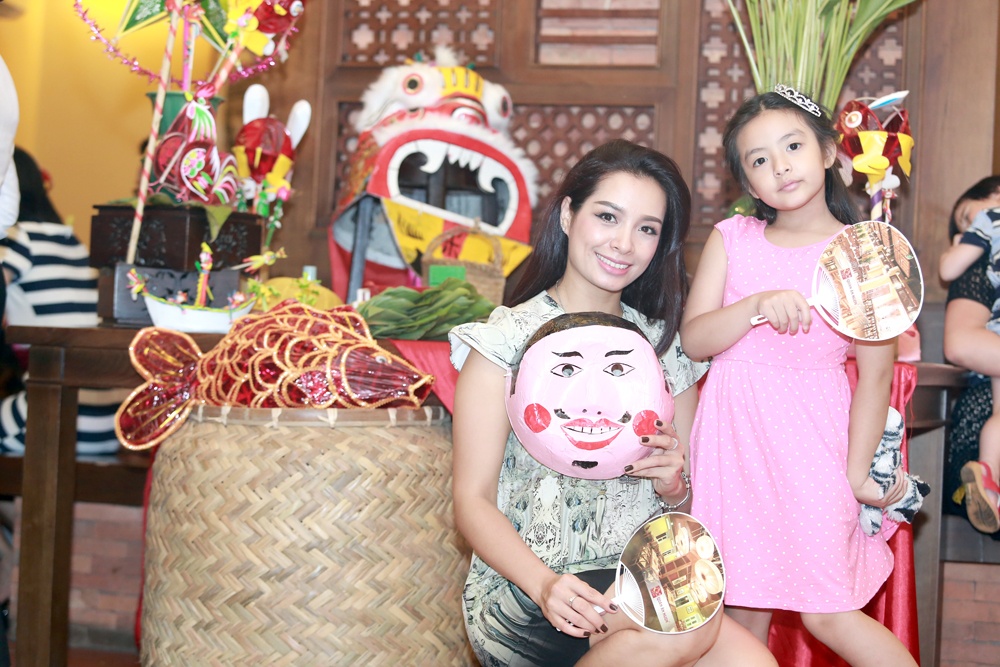 Thuy Hang rang ro don Trung Thu cung con gai hinh anh