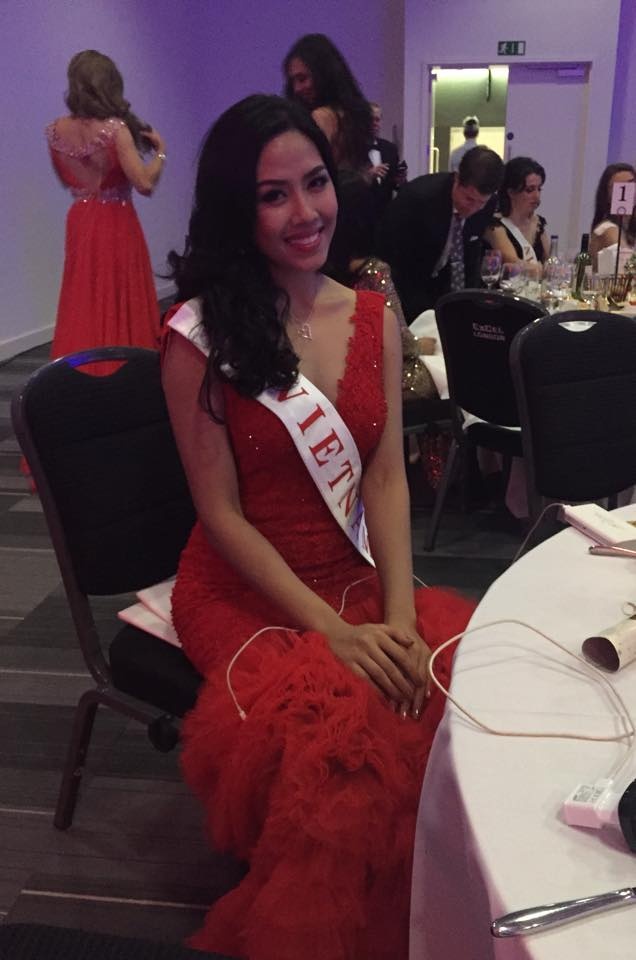 Nguyễn Thị Loan trong tiệc mừng sau đêm chung kết Hoa hậu. Ảnh: NVCC