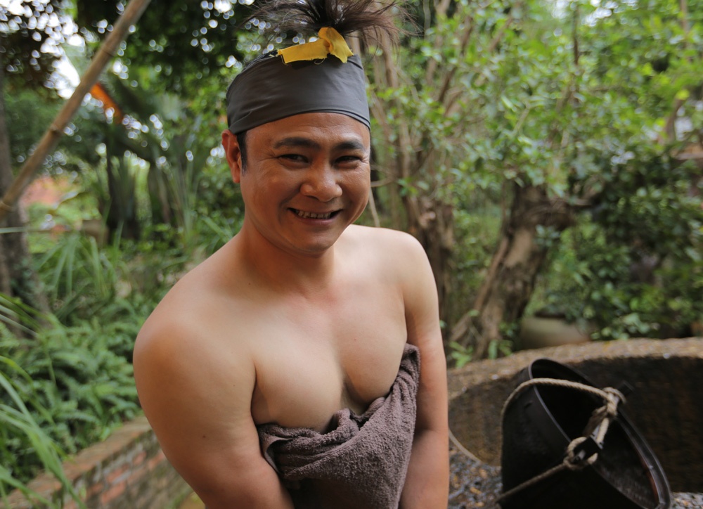 Tu Long am uc vi khong duoc nude khi dong hai hinh anh