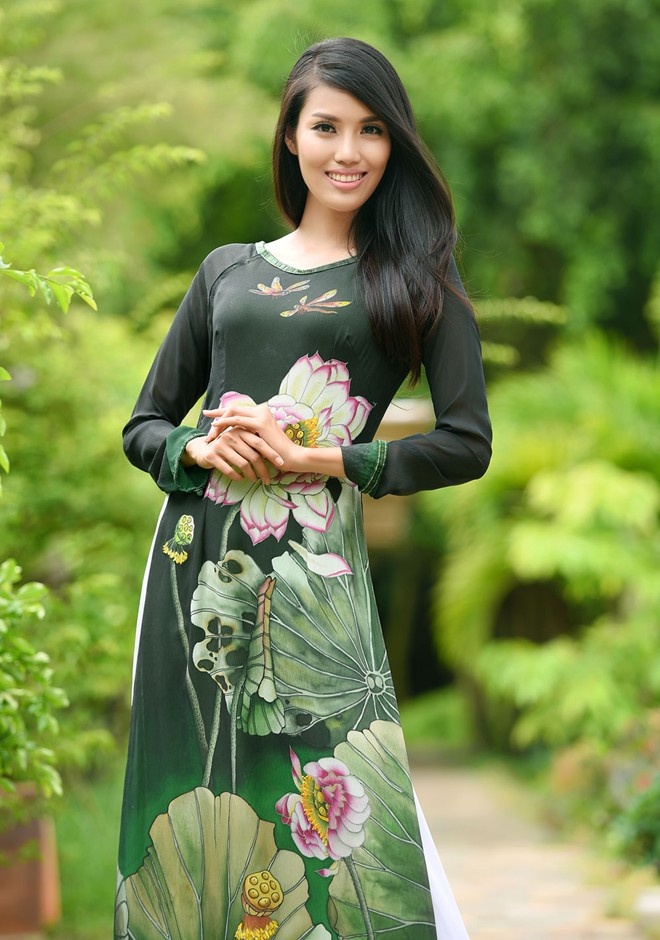 bà Ines Ligron, nhà sản xuất nổi tiếng người Pháp chuyên về lĩnh vực làm đẹp và thời trang cho rằng Lan Khuê có khả năng giành chiến thắng. Ảnh: Quốc Huy