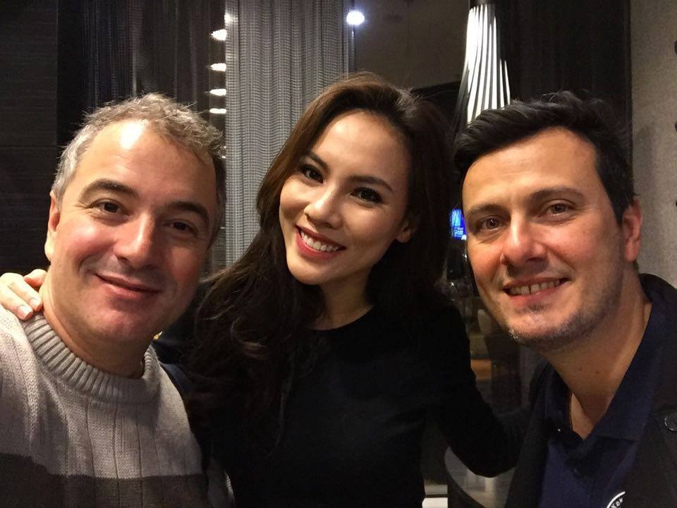  Henrique Fontes (góc trái) chụp chung với Nguyễn Thị Lệ Quyên - đại diện Việt Nam tham dự Miss Supranational 2015 tại Ba Lan. Ảnh: FBNV