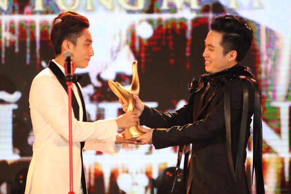 Tung Duong: Co gi hanh dien khi dao nhac? hinh anh