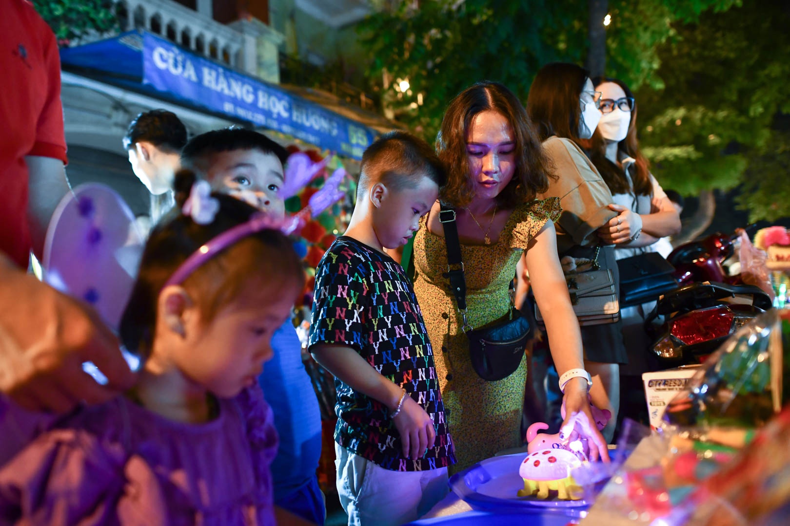 Di choi Trung thu anh 4