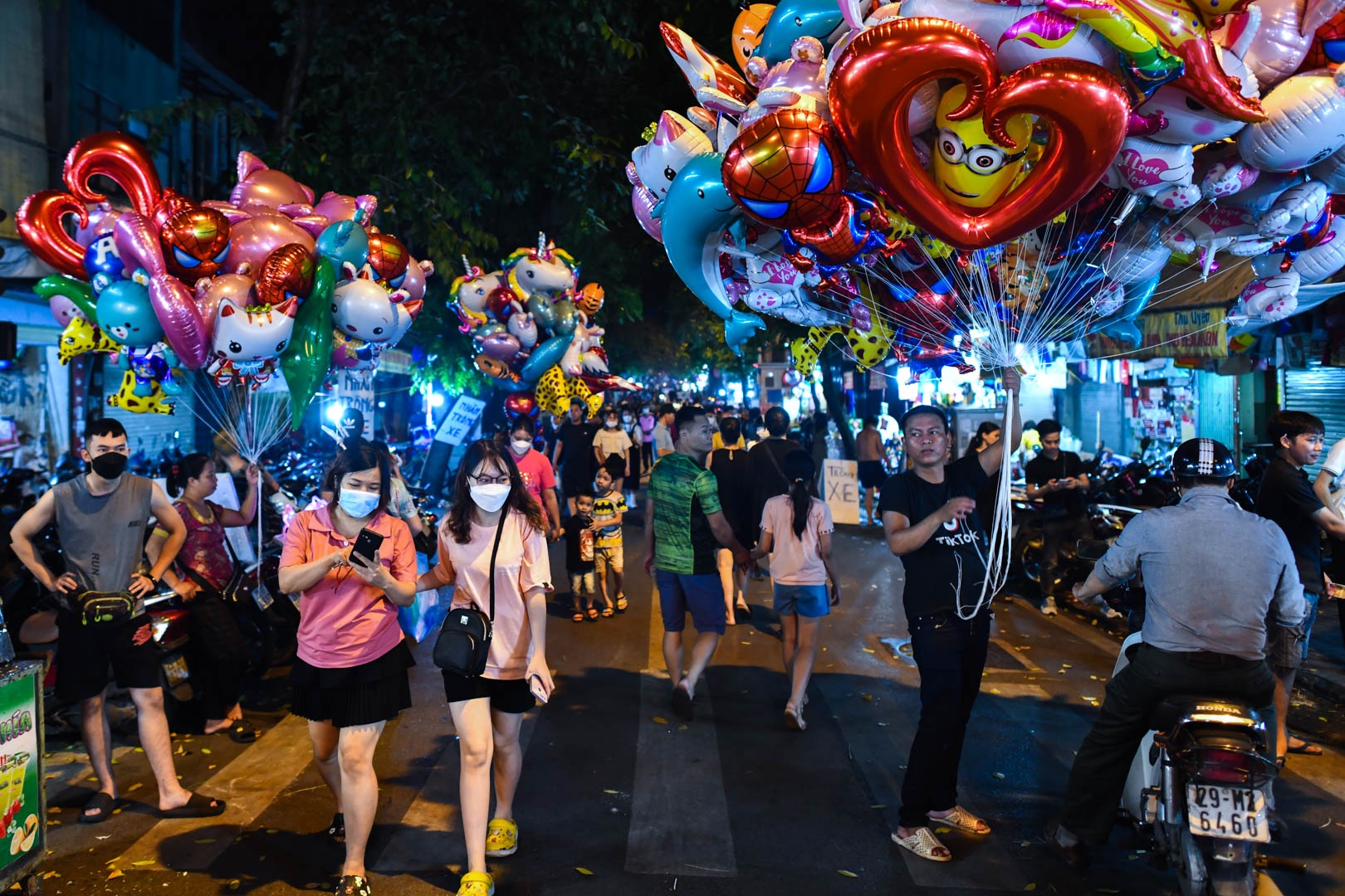 Di choi Trung thu anh 1