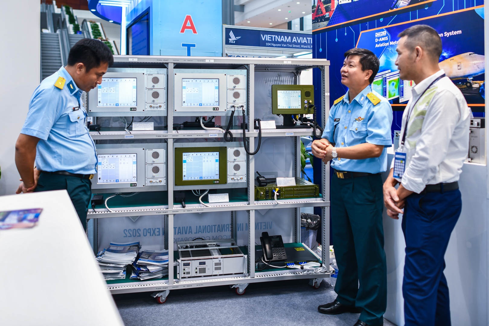 phi cong lai may bay anh 8