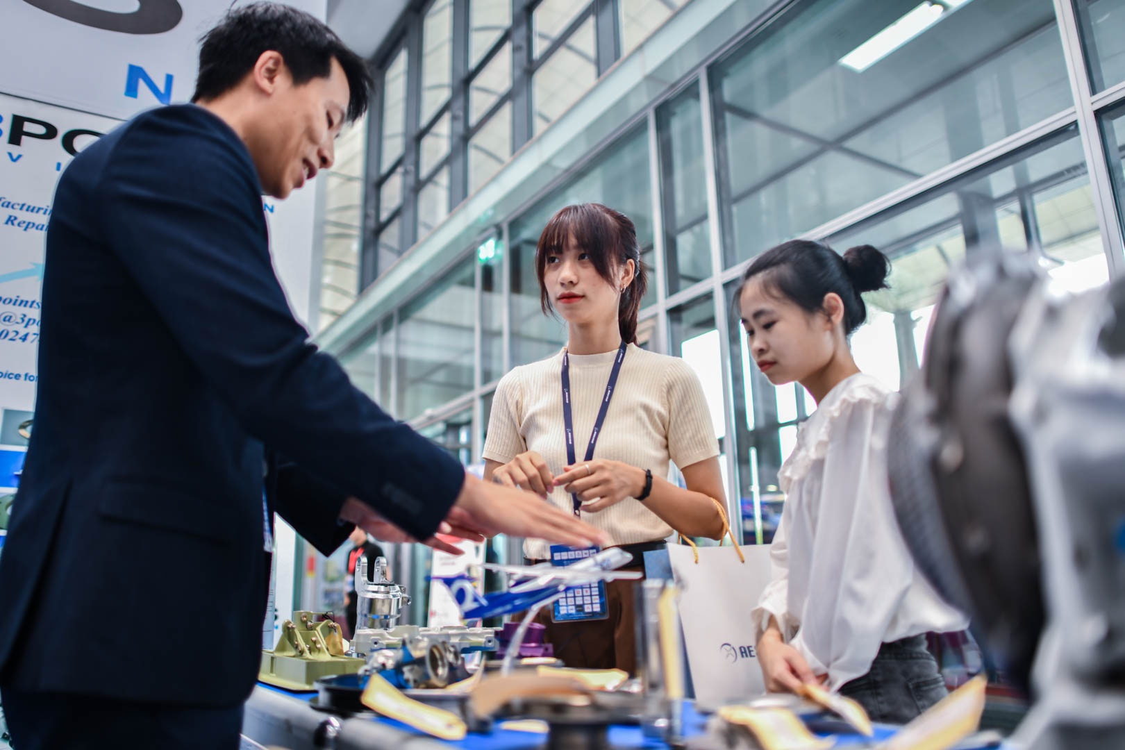 phi cong lai may bay anh 10