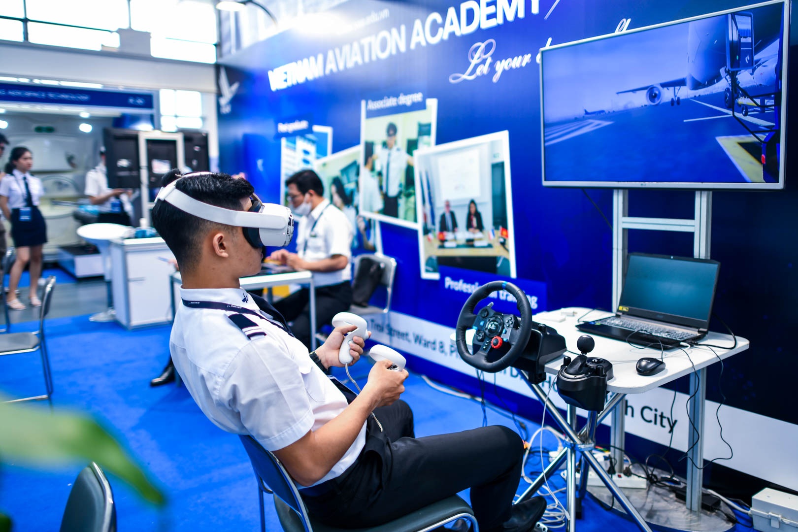 phi cong lai may bay anh 12