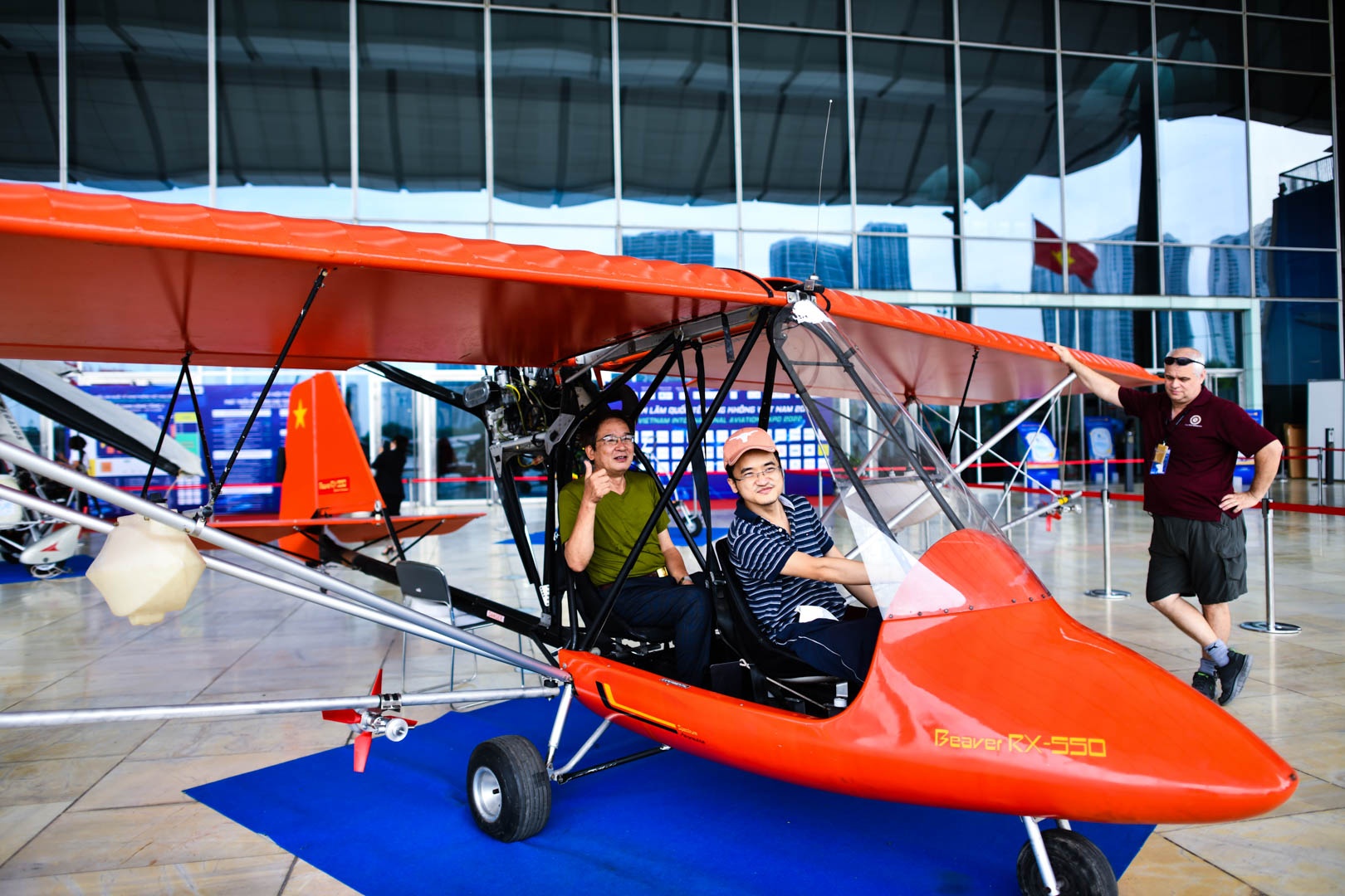 phi cong lai may bay anh 3