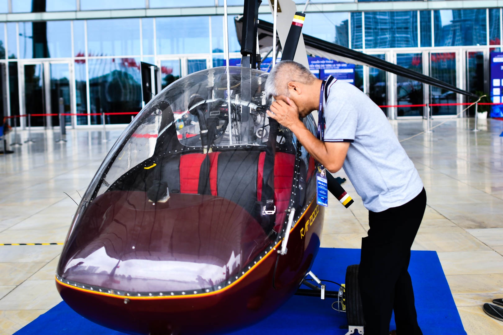 phi cong lai may bay anh 4