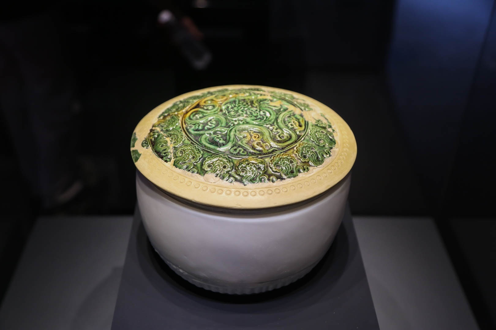 Loat bao vat hoang cung nghin nam tuoi lan dau duoc trung bay hinh anh