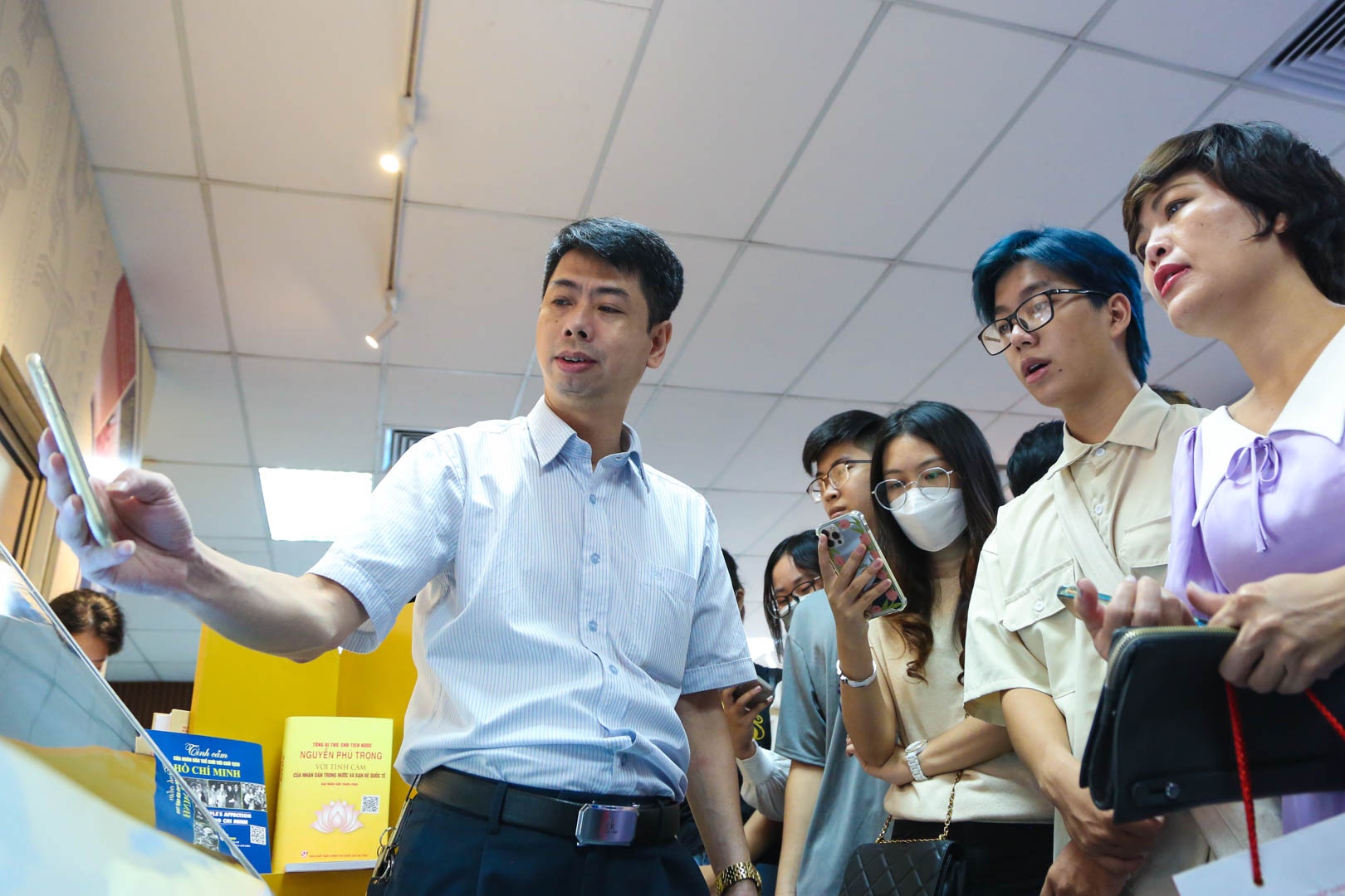 sach noi chuyen doi so anh 7