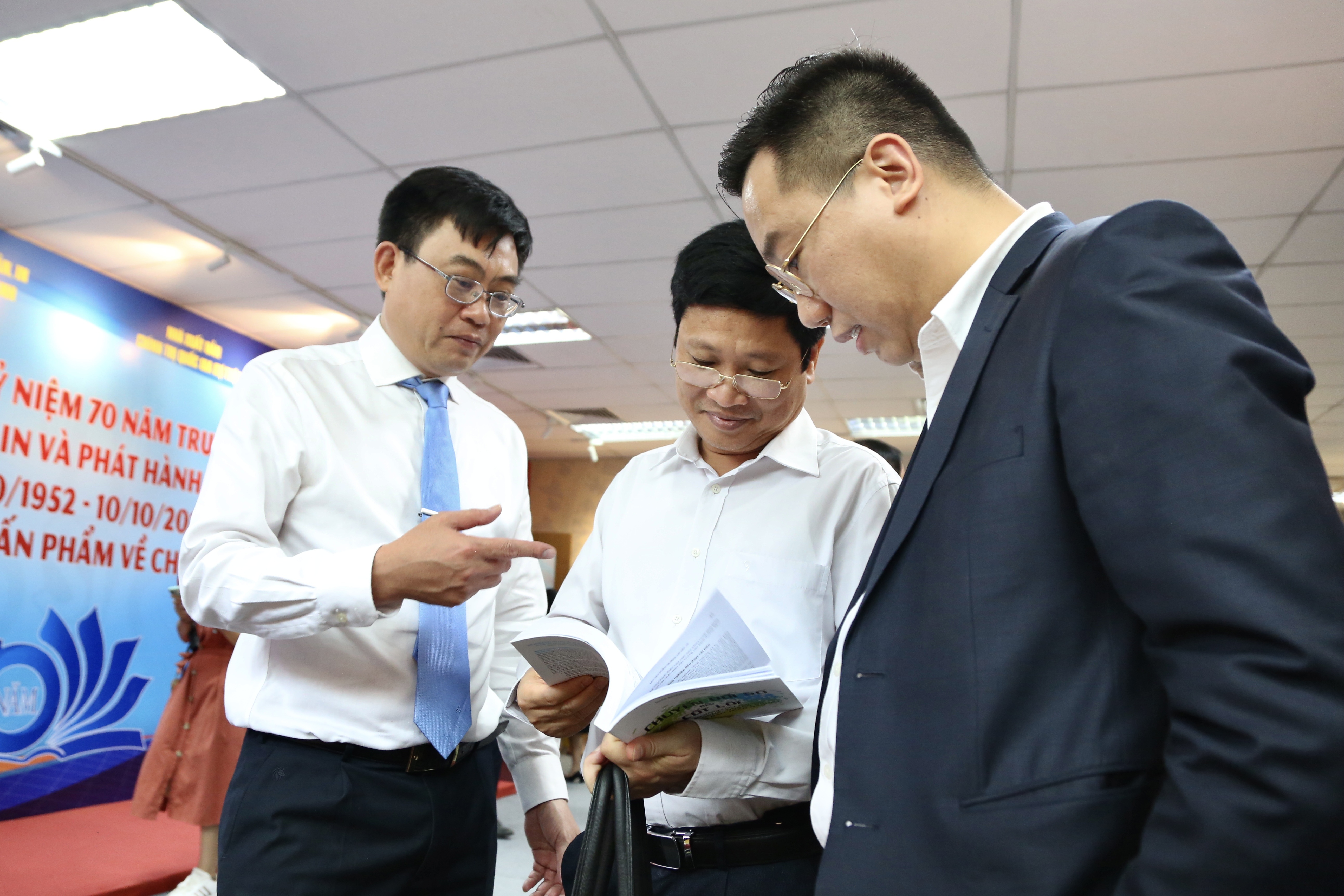 sach noi chuyen doi so anh 8