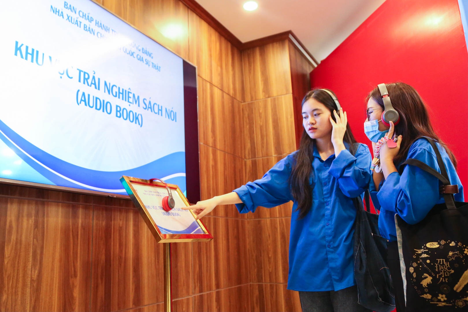 Sinh vien trai nghiem sach noi tai Ha Noi hinh anh