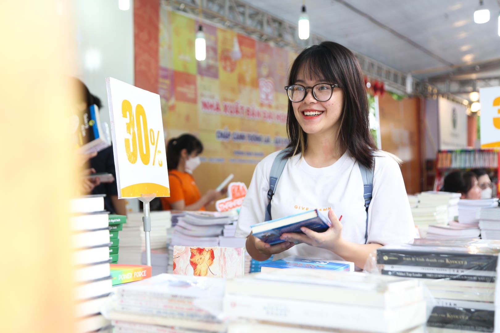 Sinh vien hao hung tham gia Hoi sach Ha Noi lan thu VII hinh anh