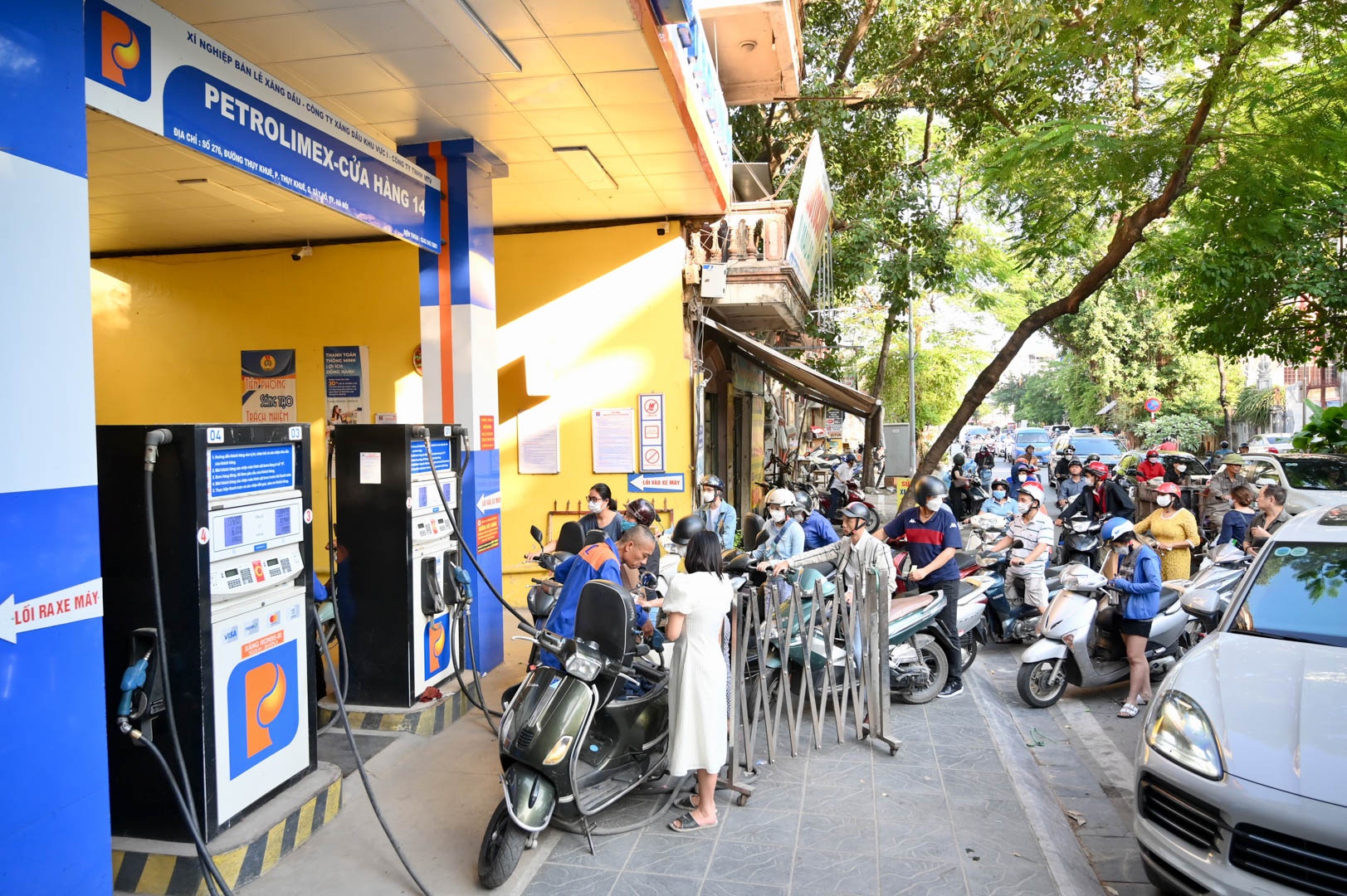 Xep hang do xang anh 4