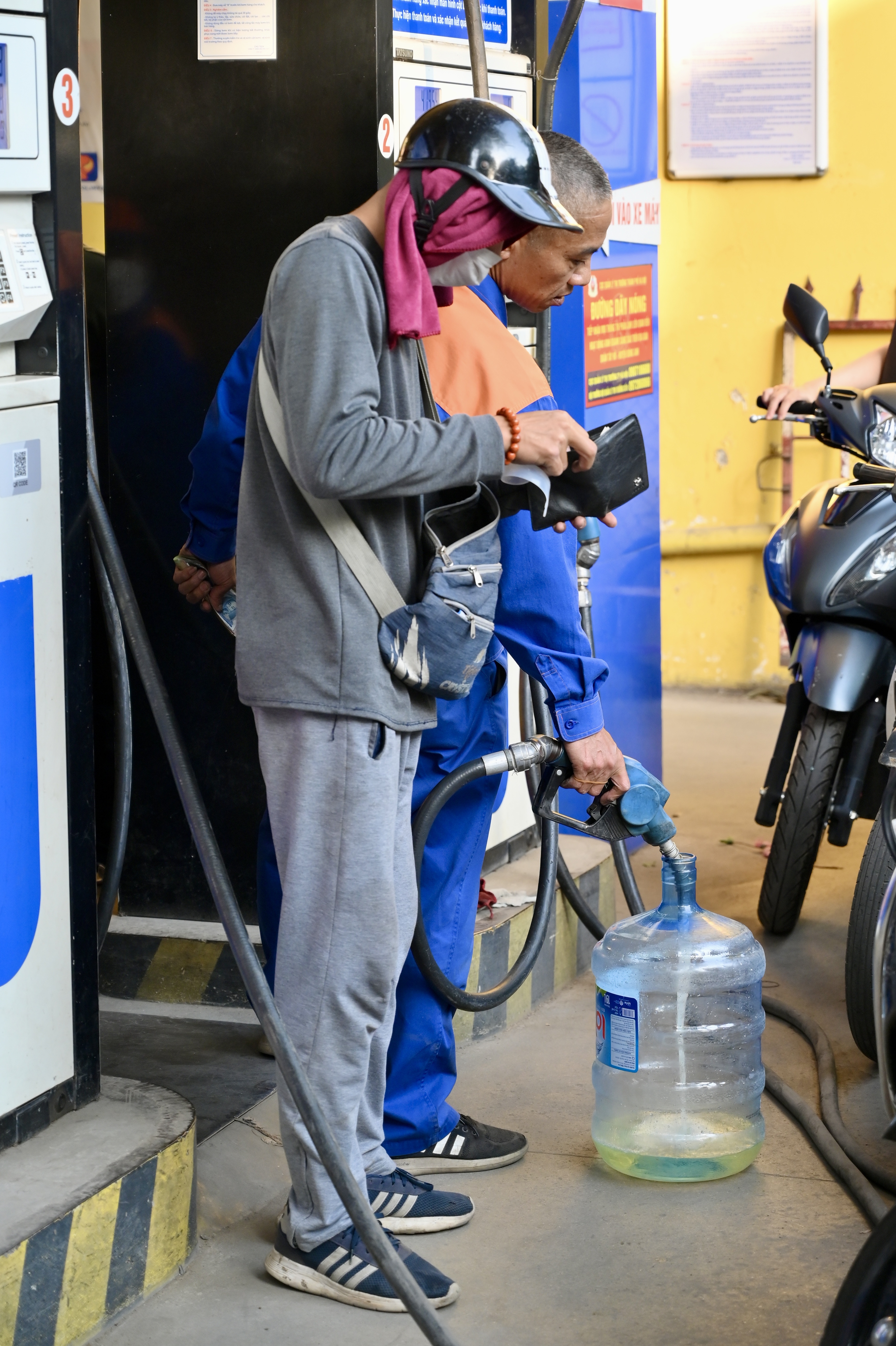 Xep hang do xang anh 5