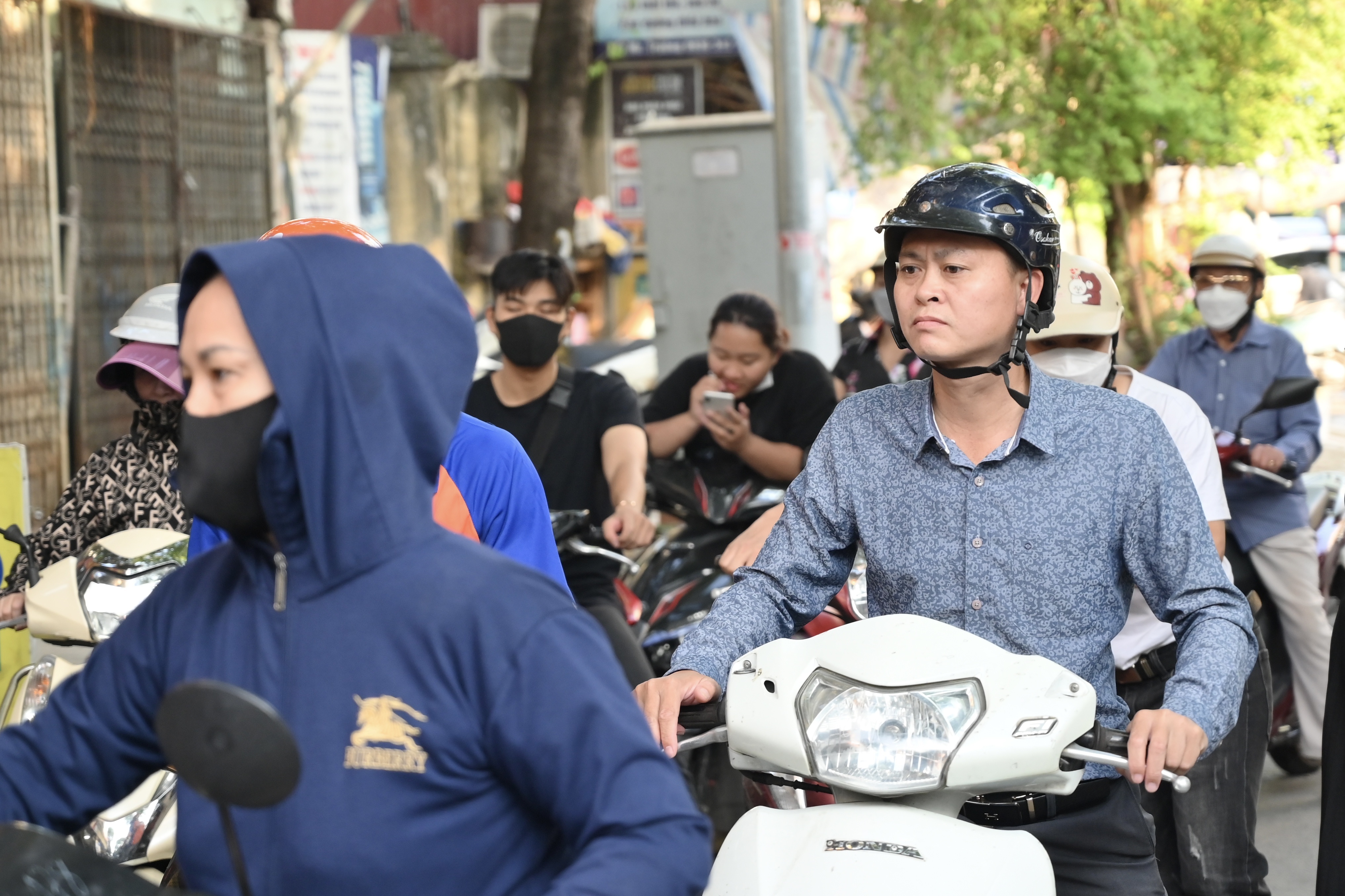 Xep hang do xang anh 7