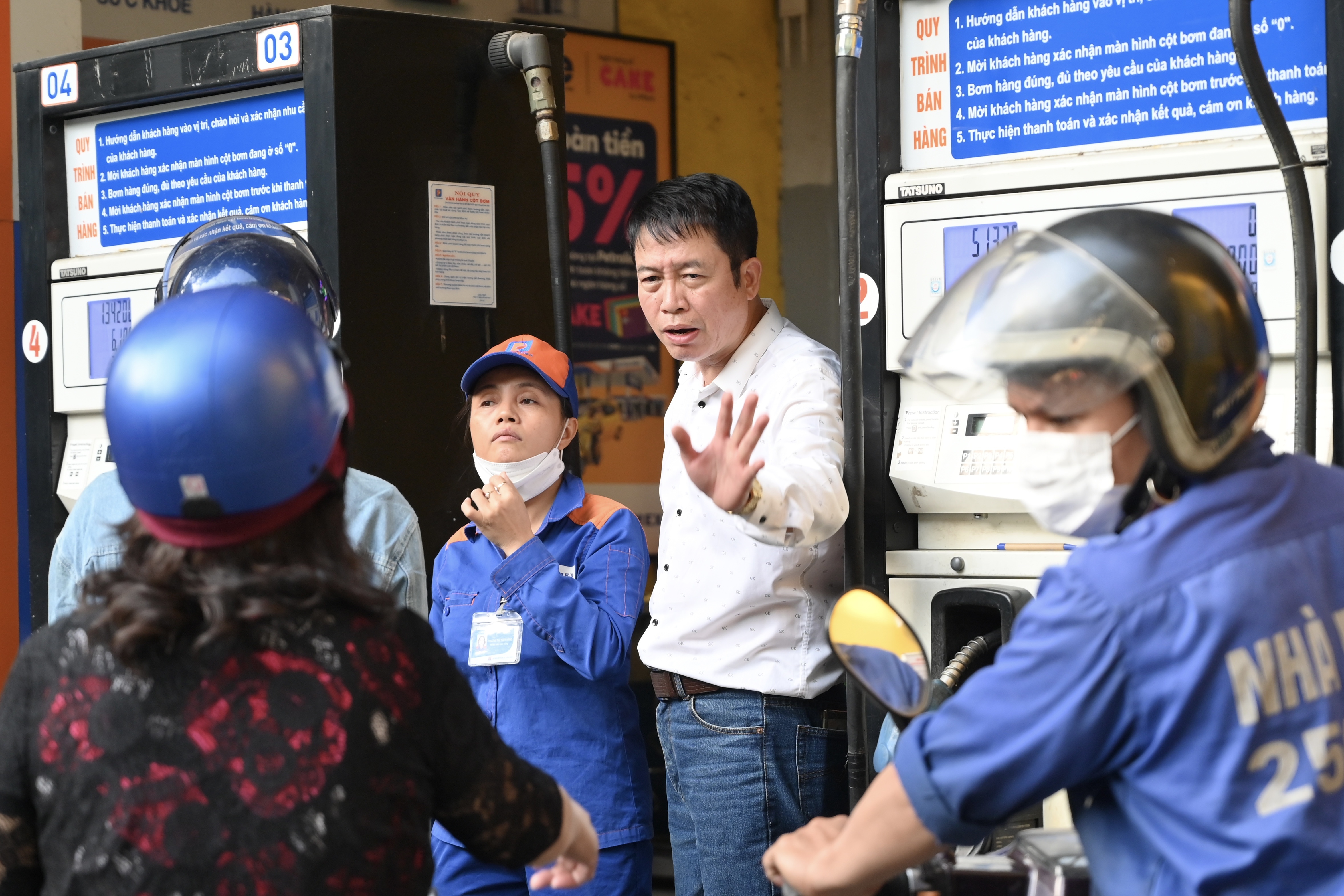 Xep hang do xang anh 6