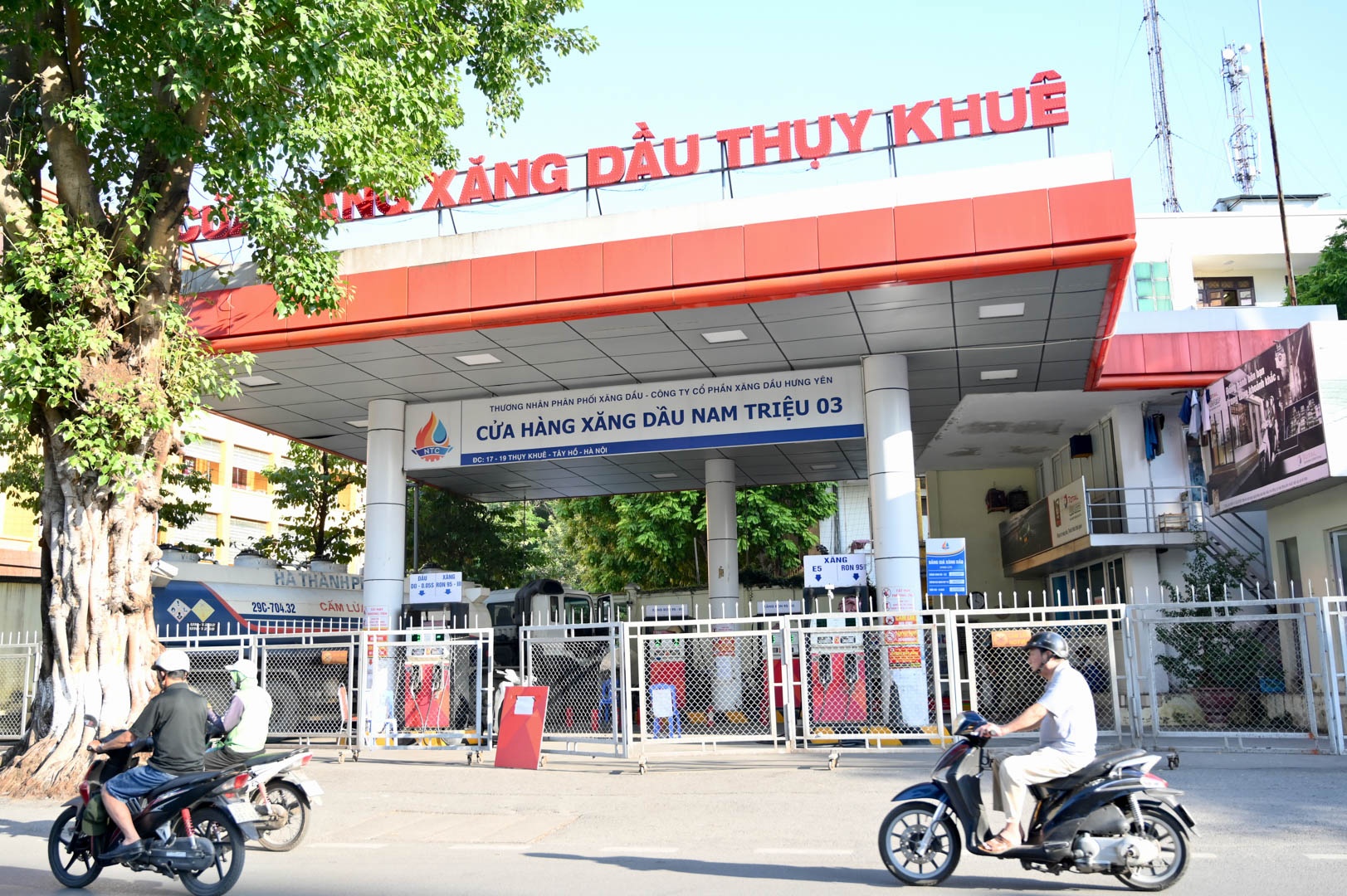 Xep hang do xang anh 8