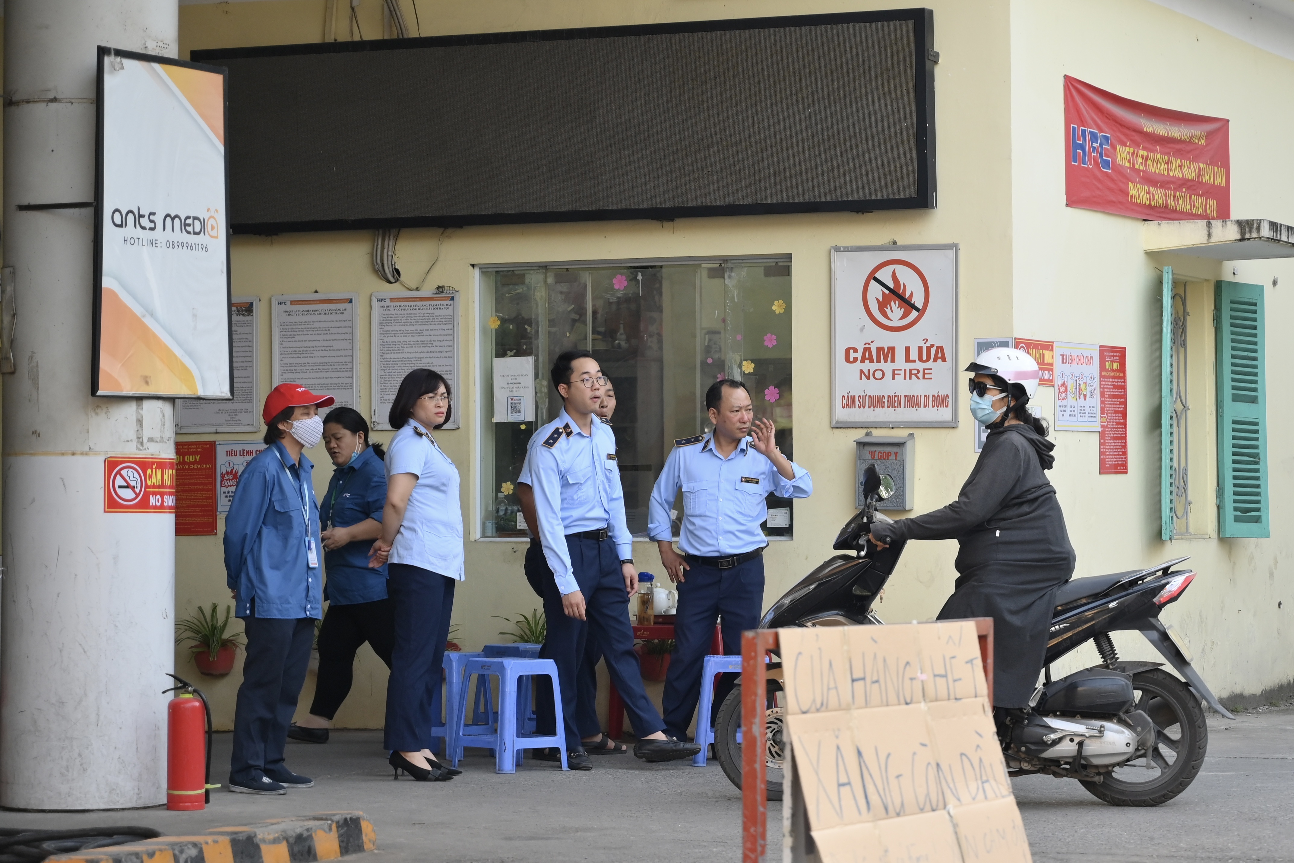 Xep hang do xang anh 9