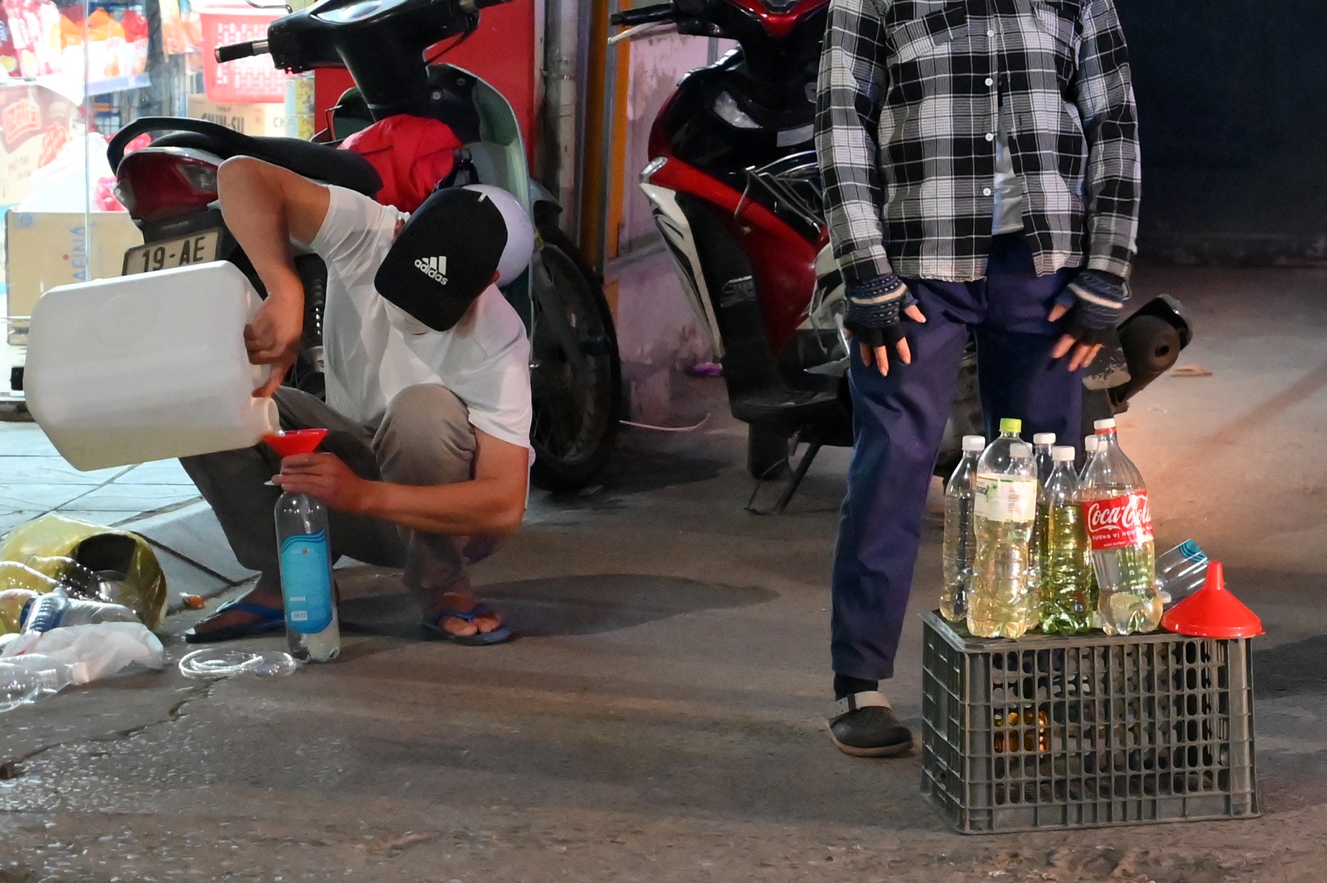 Ban xang le ngay truoc cay xang voi gia dat gap doi o Ha Noi hinh anh