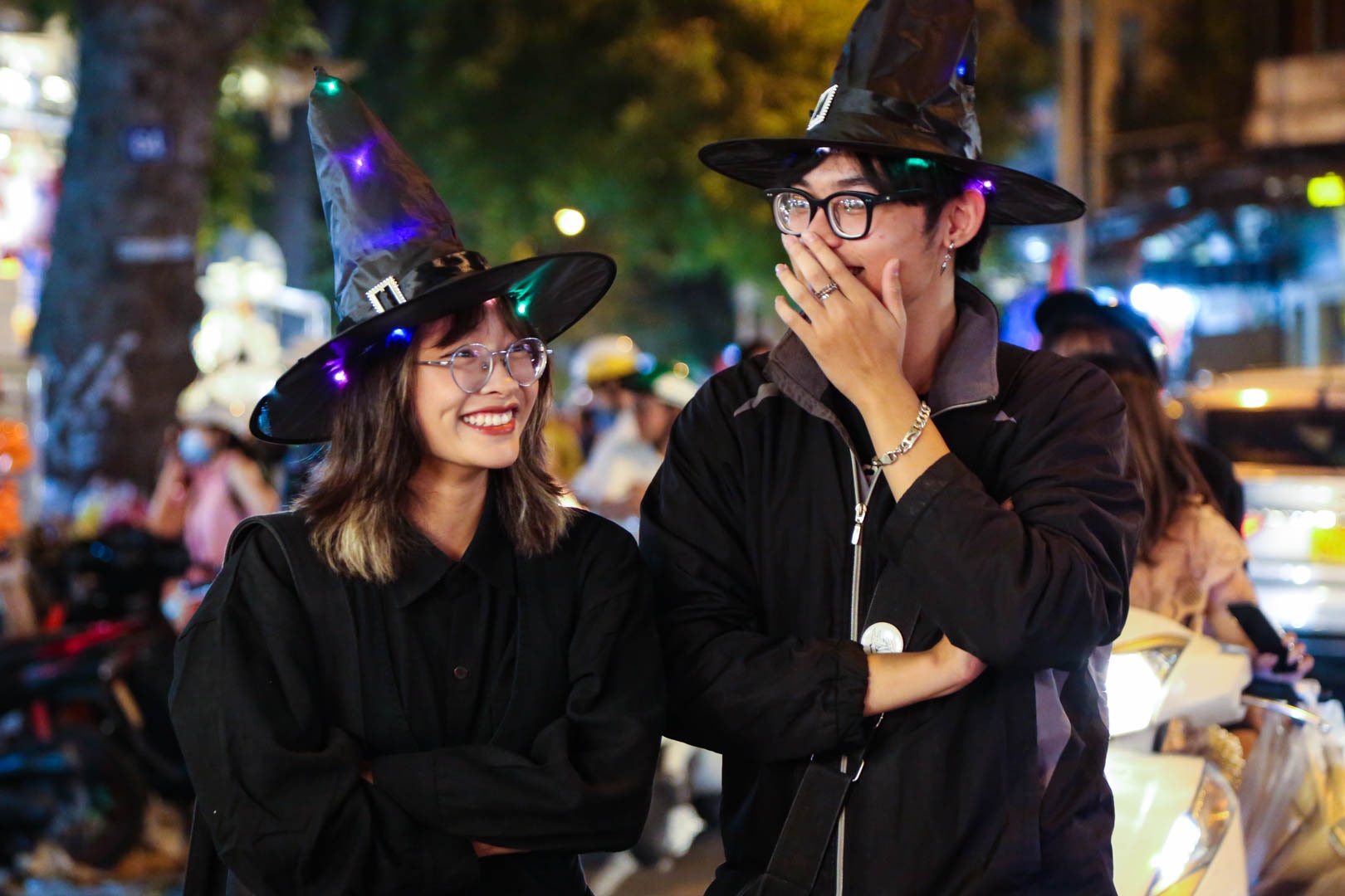 Pho co Ha Noi bot tap nap dem truoc Halloween hinh anh