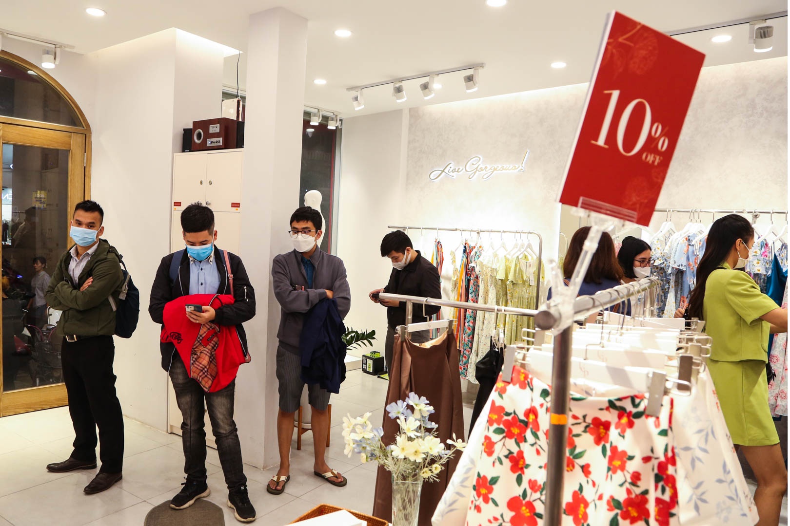 Xep hang cho ban gai ‘san sale’ Black Friday o Ha Noi hinh anh