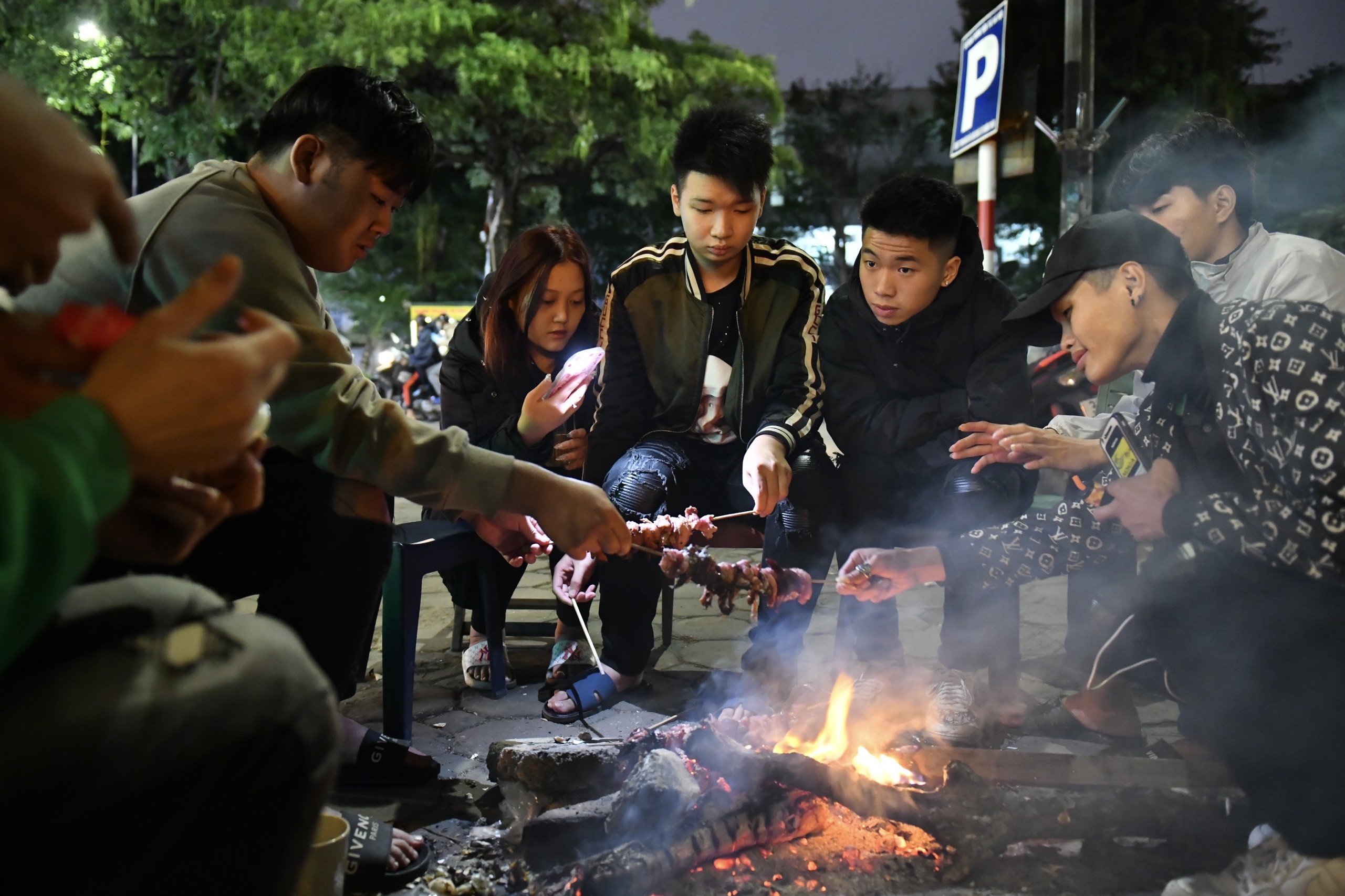 Nguoi Ha Noi dot lua suoi am hinh anh
