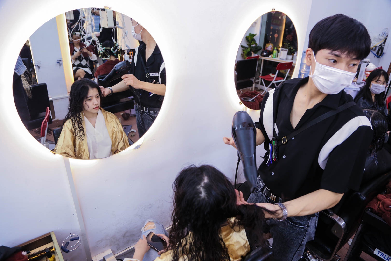 Cho den 2h sang de sua nail, lam toc an Tet hinh anh