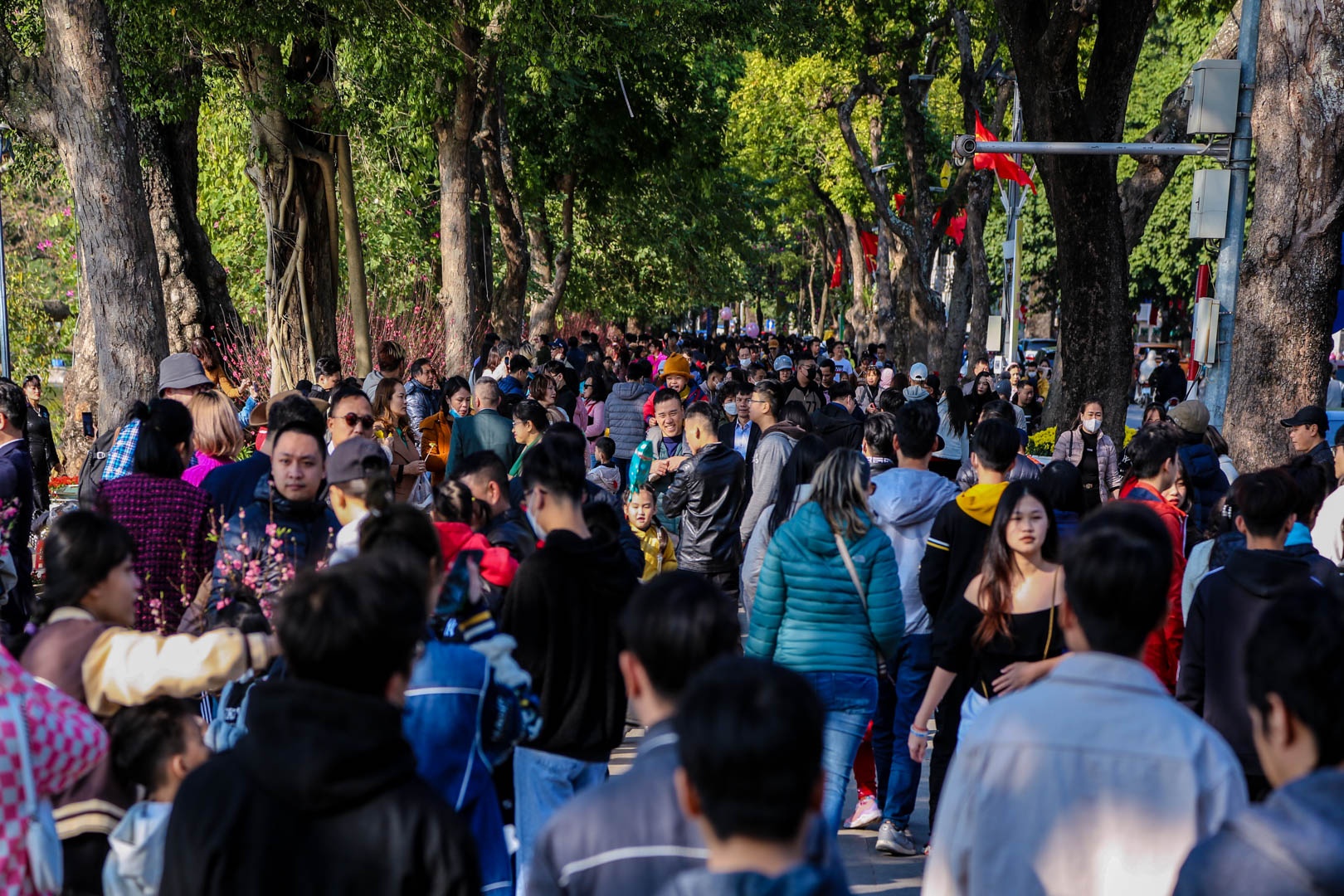 Cac dia diem vui choi Ha Noi chat kin nguoi ngay mung 3 Tet hinh anh