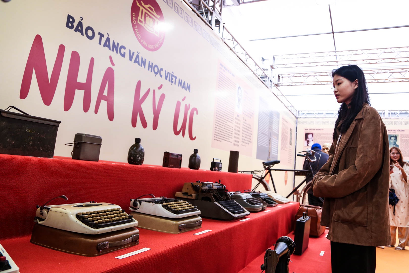 Trung bay nhieu hien vat quy cua cac nha tho Viet Nam hinh anh