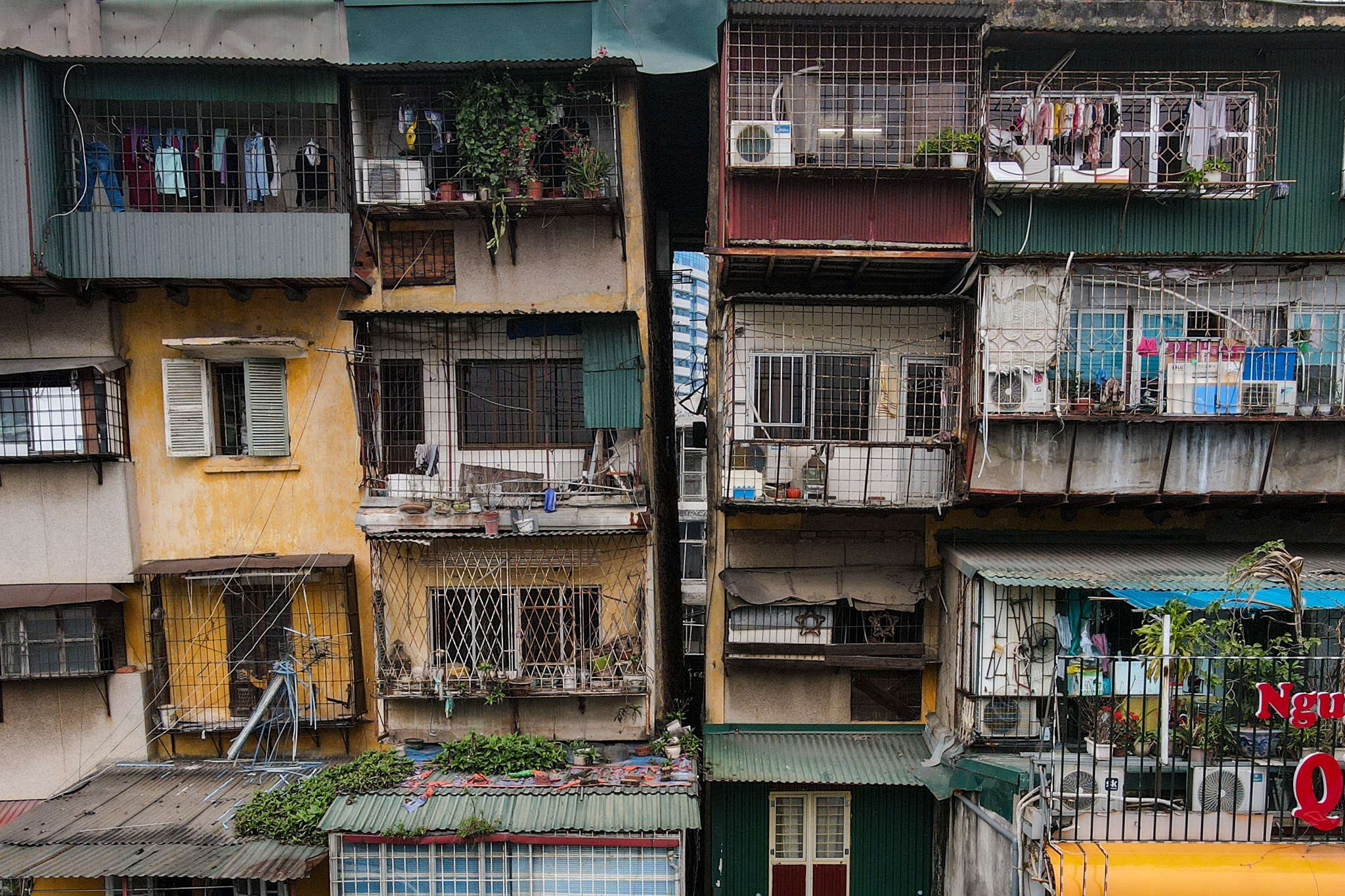 Can canh 4 toa nha nguy hiem, cho sap o trung tam Ha Noi hinh anh