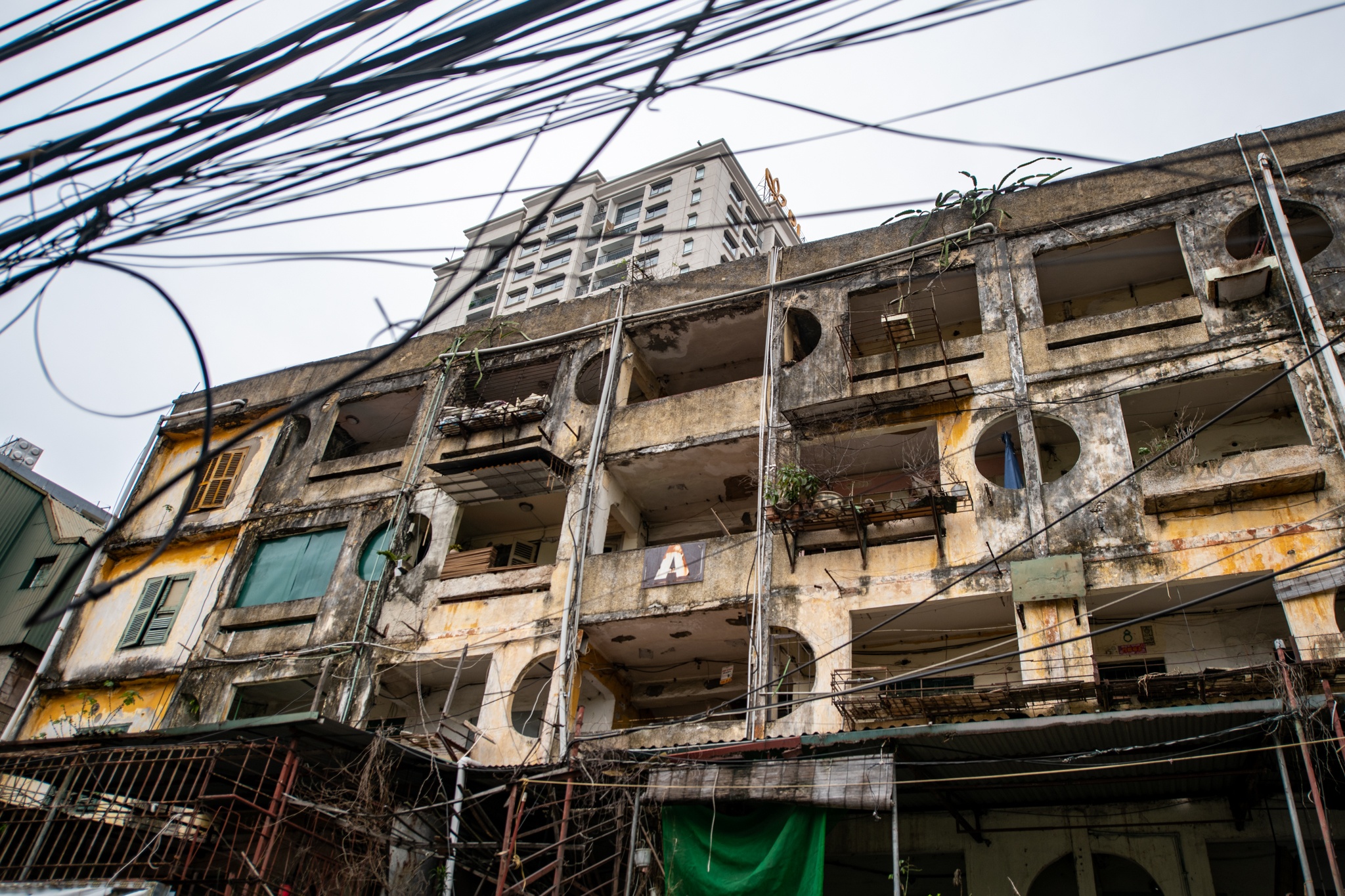 Bo Xay dung: Nhieu chung cu cu khong con an toan sau bao hinh anh