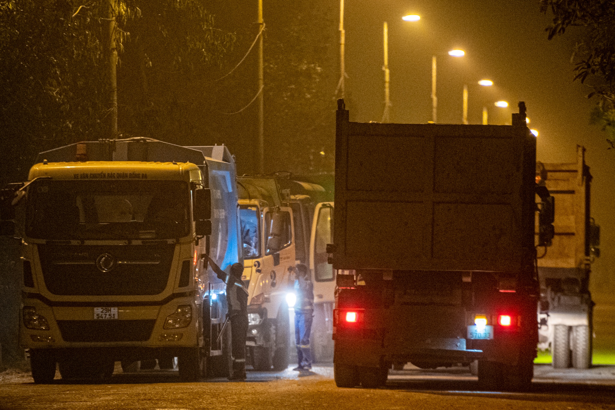 So TNMT Ha Noi len tieng vu dan chan xe cho rac vao khu xu ly Xuan Son hinh anh