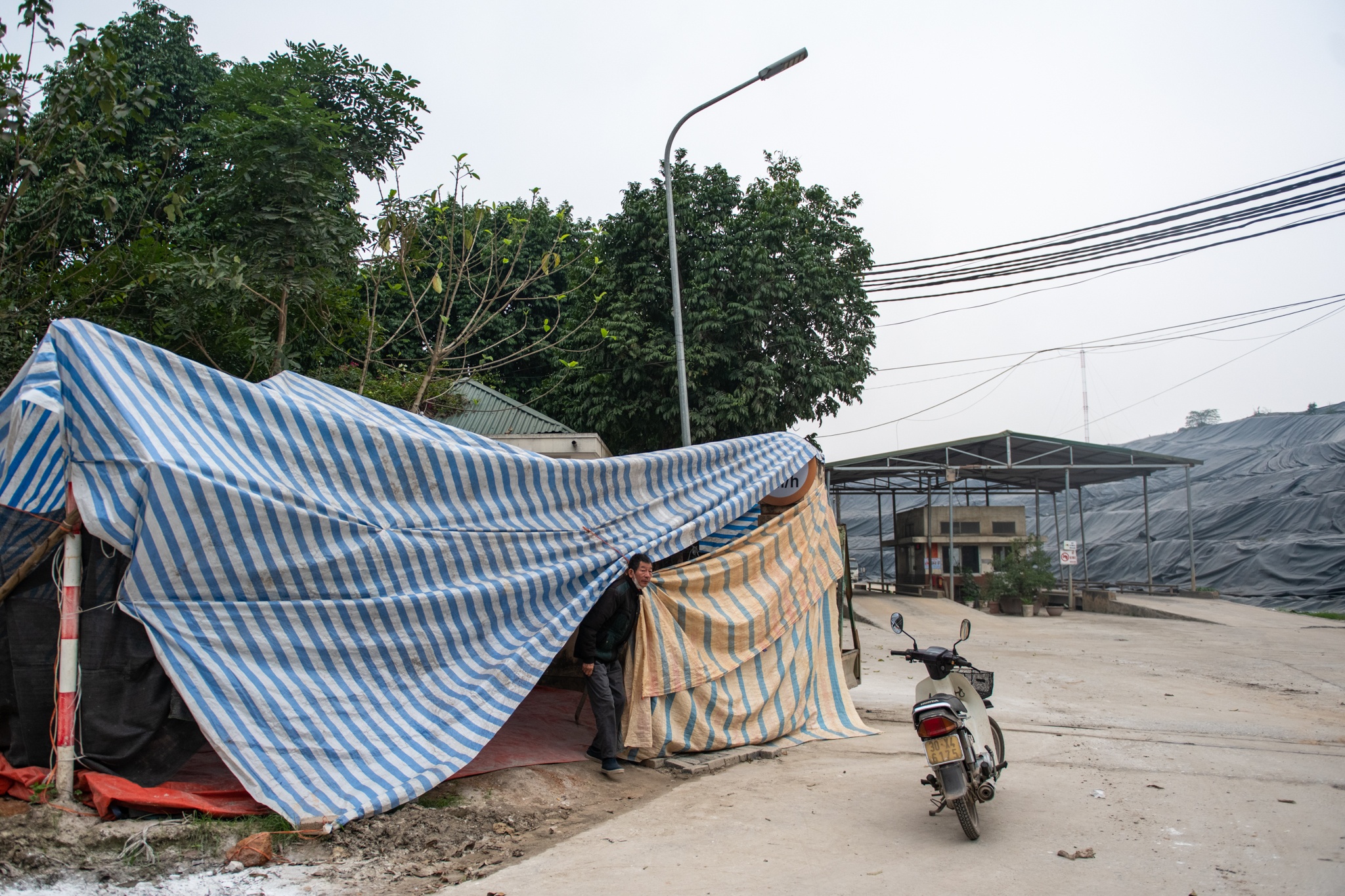 Chan xe rac Nam Son anh 2