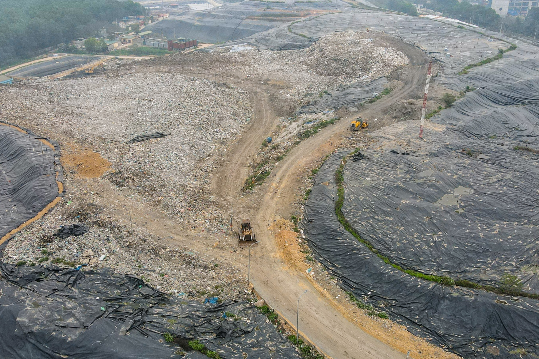 Nguoi dan lap chot chan xe vao bai rac Xuan Son hinh anh