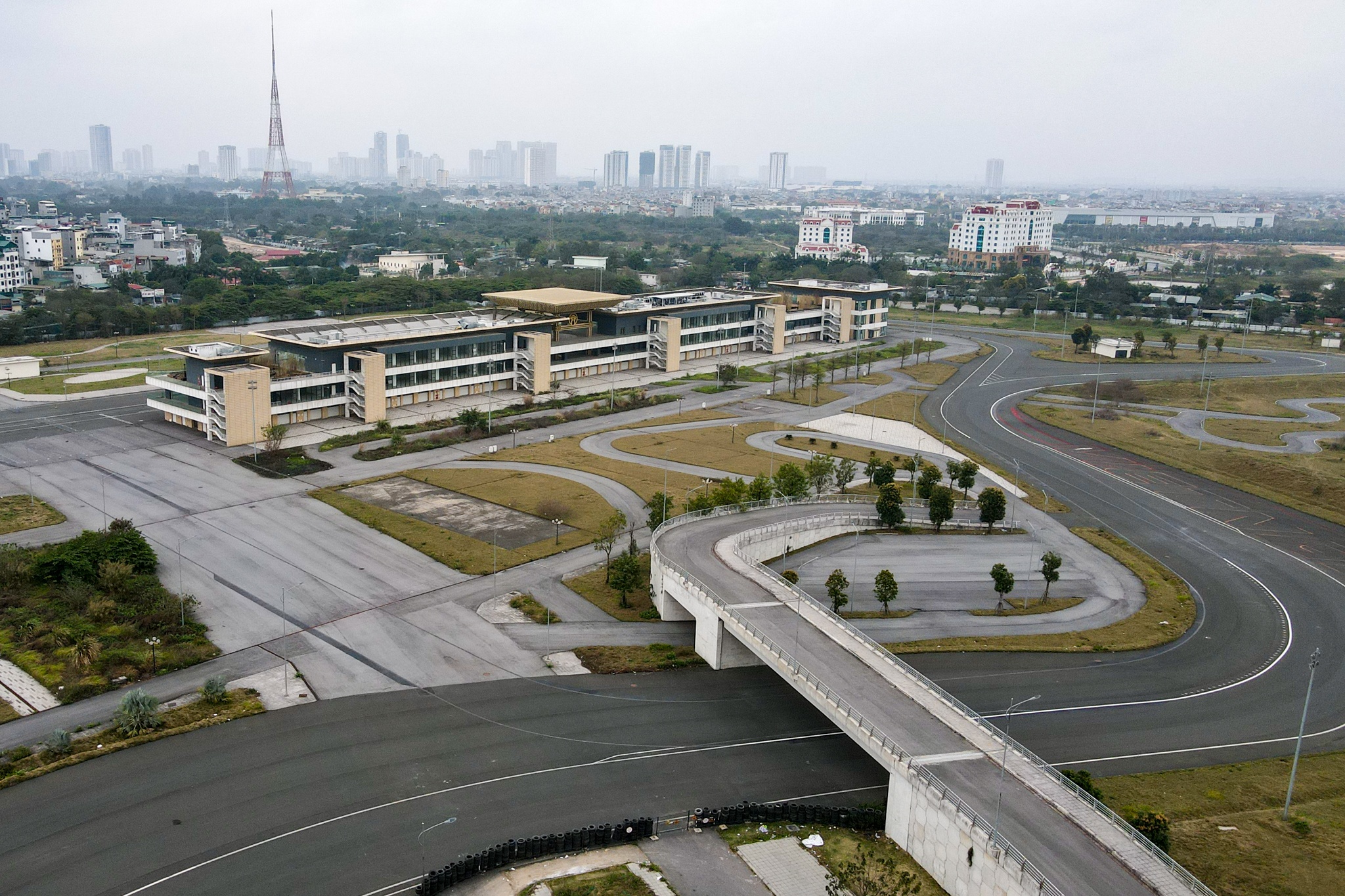 Canh nhech nhac tai truong dua oto F1 hinh anh