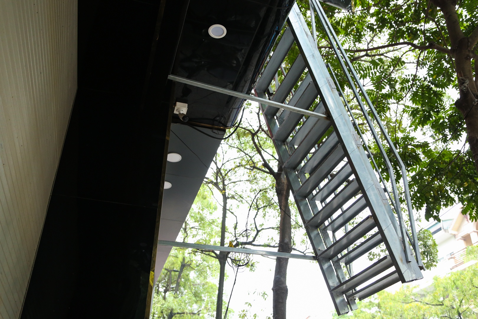 thang thoat hiem ngoai troi anh 2