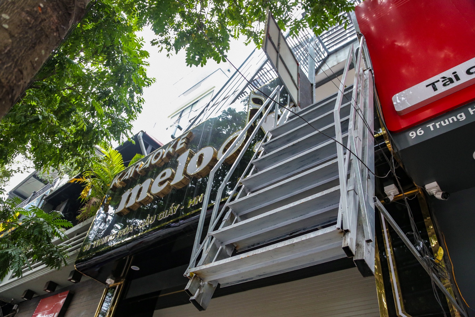 Cau thang thoat hiem ky quac o quan karaoke tai Ha Noi hinh anh