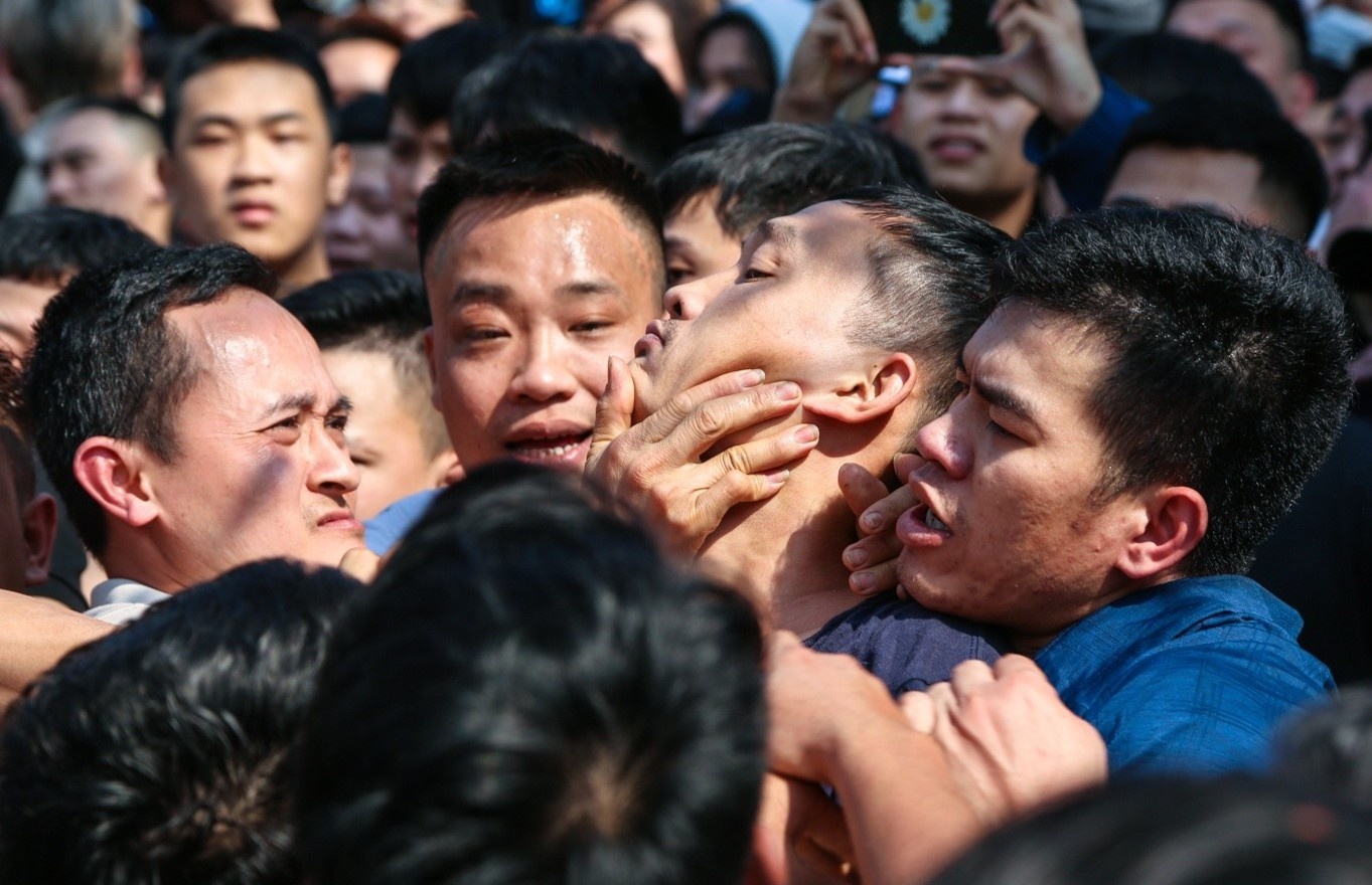 Bop co, xe ao nhau trong le hoi giang bong lay may o Ha Noi hinh anh
